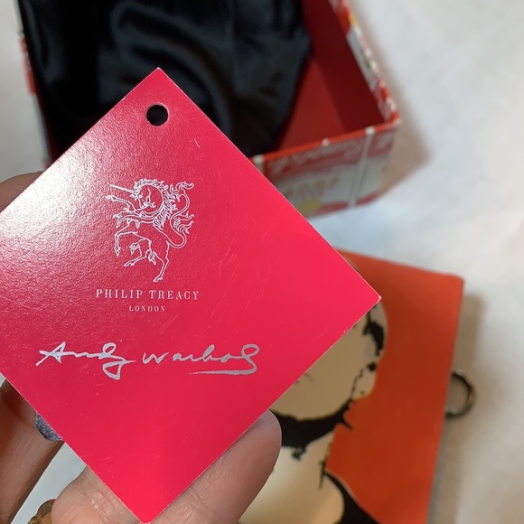 Andy Warhol Campbell’s soup mini bag by Philip Treacy - Picture 11 of 11